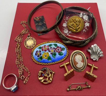 null LOT OF JEWELRY FANTAISIES including : 
bracelets, brooches, cufflinks, metal...