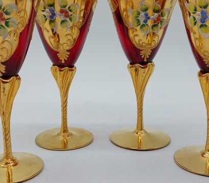 null MURANO 
6 wine glasses with floral decoration, enamelled in relief 
H : 15,5...