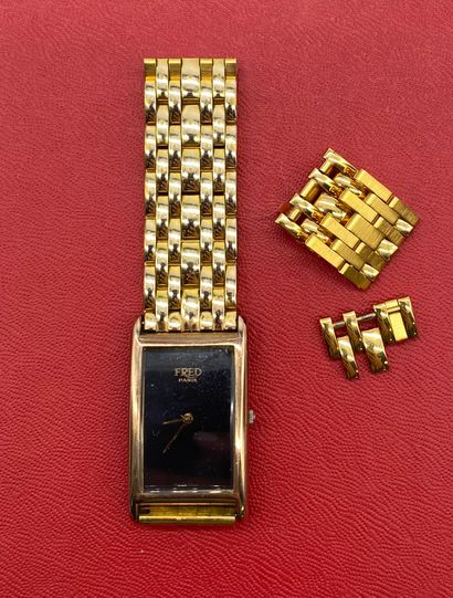 null FRED
Wrist watch in gilded metal, in its box
(accident to the glass, lengthening...