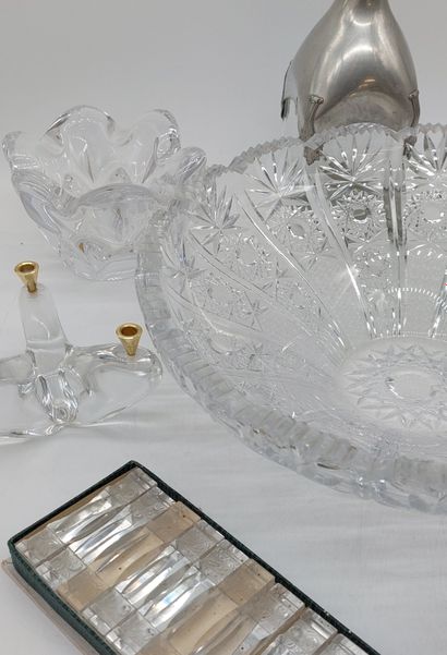 null LOT OF CRYSTAL including :
- 1 cut crystal cup
- 2 Schneider candle holders...