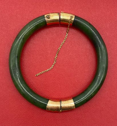 null BRACELET JONC in jade opening 
Gilded metal mounting
(safety chain to be re...