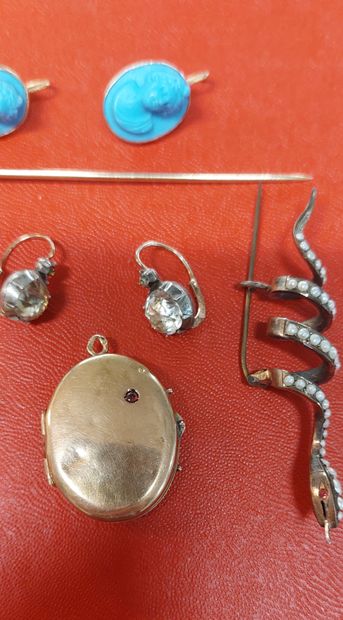 null JEWELRY SET including :
- a ring and red stone
- 2 pairs of earrings
- 1 tie...