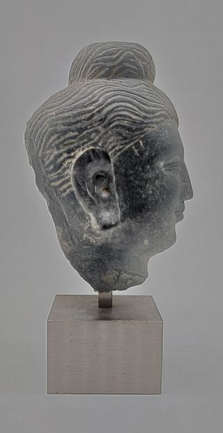 null BUDDHA'S HEAD in stone, metal base 
H : 16 cm