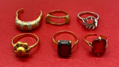 null LOT OF FIVE RING MOUNTS in gold and various stones
PB : 18,05 g

A gold and...