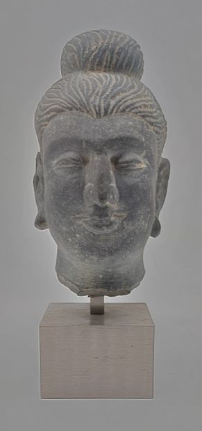 null BUDDHA'S HEAD in stone, metal base 
H : 16 cm