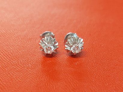 null PAIR OF EARRINGS
White gold and diamonds. 
Gross weight : 2.45 gr.