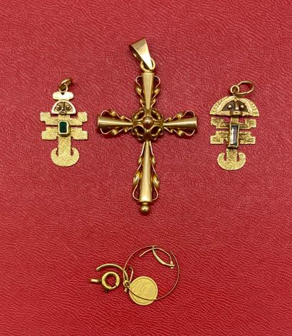null LOT OF PENDANTS in yellow gold
A cross, a religious medal, and various
PB :...