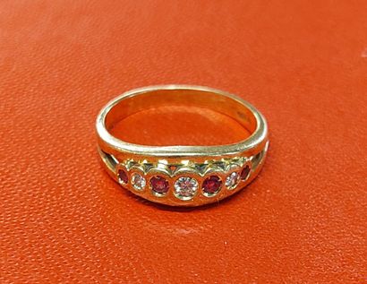 null RING 
holding a line of diamonds and rubies. Set in 18K yellow gold. 
TDD :...