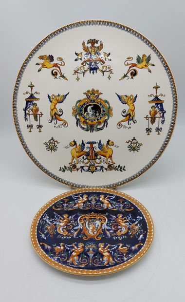 null GIEN
Two dishes, white and blue background with Rennaissance decoration 
D :...