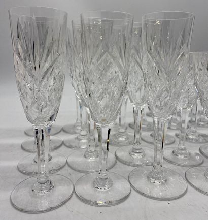 null SAINT-LOUIS
Part of service including : 
- 12 champagne flutes
- 8 wine glasses
-...