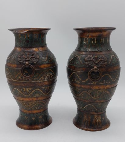 null CHINA
Pair of cloisonné bronze vases 
H: 31 cm
(Shock to the neck)