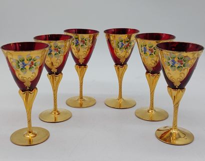 null MURANO 
6 wine glasses with floral decoration, enamelled in relief 
H : 15,5...