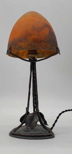 null MULLER FRERES - LUNEVILLE
Lamp in glass paste, wrought iron and lead base decorated...