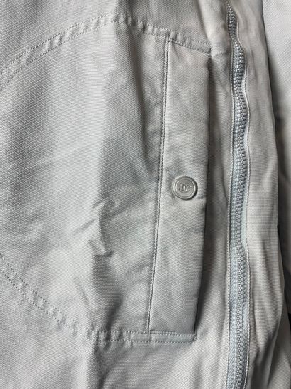 null CHANEL IDENTIFICATION 
Manteau imperméable en coton gris clair à fermeture éclair,...