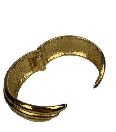 null YVES SAINT LAURENT
Gold-plated metal bracelet with clip
Diameter: 5.5 cm
Slight...