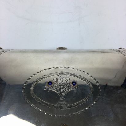 null BAG MINAUDIERE in engraved silver, chased and monogrammed 
Signed BAUER MUNCHEN...
