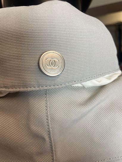 null CHANEL IDENTIFICATION 
Manteau imperméable en coton gris clair à fermeture éclair,...