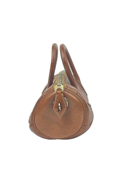 null HERMES
Modèle crée en 1924
Petit sac de voyage cylindrique en cuir marron, à...
