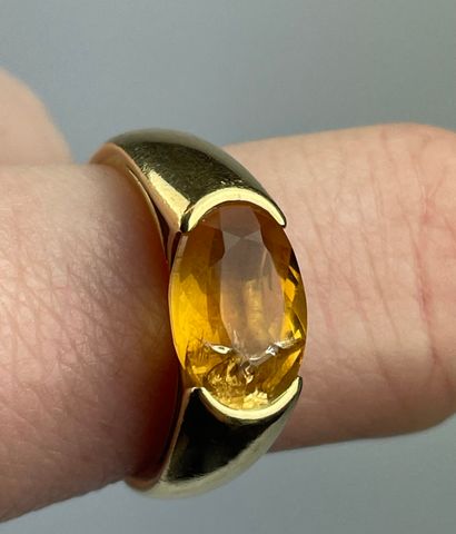 null POIRAY
Bague en or jaune ornée d'une citrine avec une forte inclusion.
TDD :...