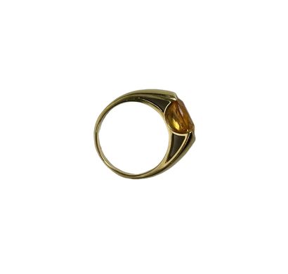 null POIRAY
Bague en or jaune ornée d'une citrine avec une forte inclusion.
TDD :...