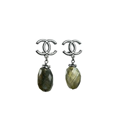 null CHANEL
Pair of silver plated metal and labradorite drop ear clips
Gross weight...