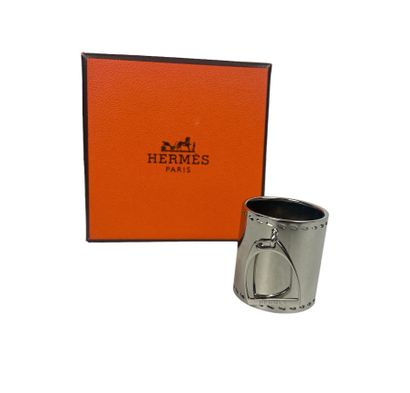 null HERMES PARIS
Silver plated metal scarf ring model "Etrier".
Box
New conditi...