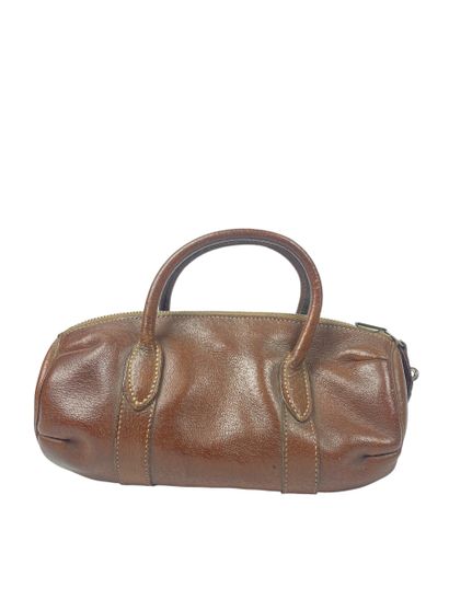 null HERMES
Model created in 1924
Small cylindrical travel bag in brown leather,...