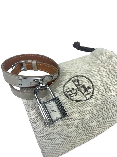 null HERMES
Kelly" wrist watch in turtle leather and silver plated metal
Very good...