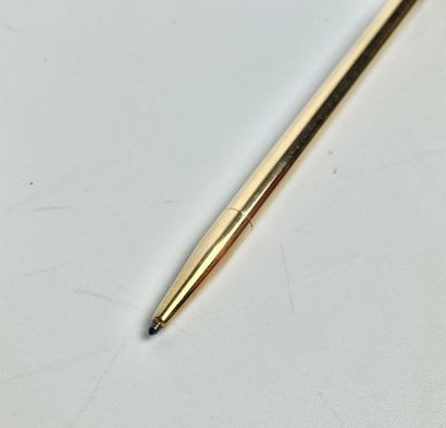 null HERMES 
Yellow gold lead or pencil holder 
L: 8.5 cm
Gross weight: 7g