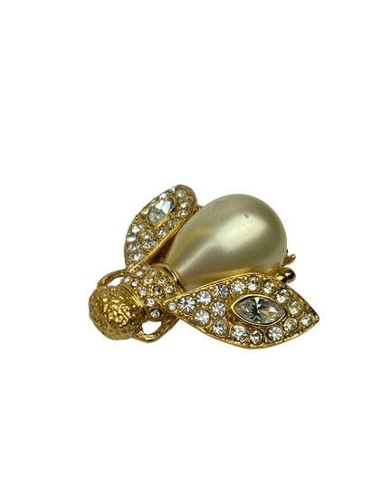 null DIOR
Gold-plated metal bee brooch decorated with rhinestones (missing one),...