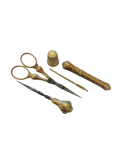 null SEWING KIT 
In yellow gold including a thimble, a pair of scissors, a pick,...