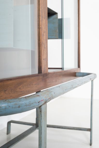 null PIERRE JEANNERET (1896-1967)

PJ R 30 A

"Display and Blue Metal", circa 1961

Teak...