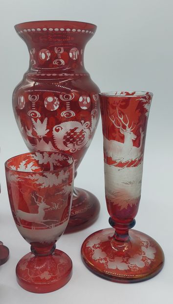 null CRYSTAL OF BOHEME

Set with engraved animals on a red background including :...