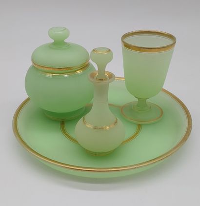 null SERVICE VERRE D'EAU quatre pièces en opaline verte et dorée

(usures à la d...