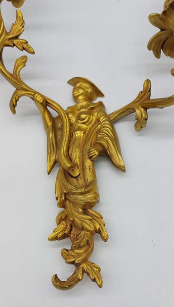 null PAIRE D'APPLIQUES en bronze doré et ciselé, deux bras de lumière, décor chinois

Style...