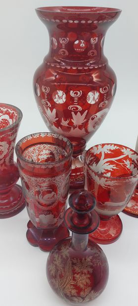 null CRYSTAL OF BOHEME

Set with engraved animals on a red background including :...