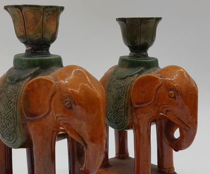 null CHINE 

Paire de bougeoirs en terre-cuite vernissée à décor d'éléphants 

XXe...