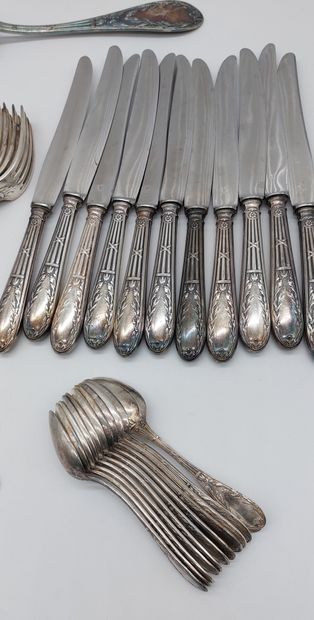 null SERVICE en métal argenté comprenant : 

- 11 couteaux

- 12 fourchettes

- 12...