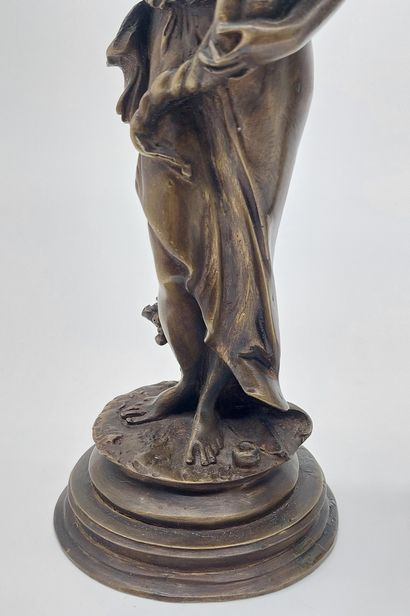 null PAIRE DE BOUGEOIRS en bronze à décor de femmes aux bouquets

XXe siècle

H :...