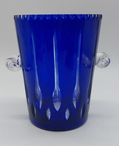 null SEAU A CHAMPAGNE en cristal de bohème taillé bleu

H : 26 cm