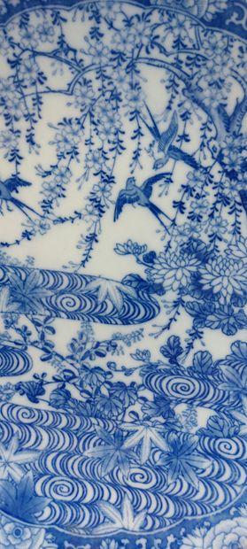 null CHINE

Plat en porcelaine à décor d'oiseaux bleu sur fond blanc

Cachet au revers

D...