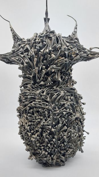 null HIBOU

Sculpture en métal et yeux en agathe

H : 64 cm

(un oeil cassé)