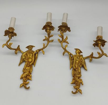 null PAIRE D'APPLIQUES en bronze doré et ciselé, deux bras de lumière, décor chinois

Style...