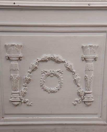 null ELEMENT DE BOISERIE AVEC MIROIR en bois laqué blanc à décor de colonnes réunies...