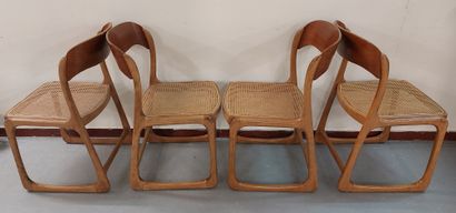 null BAUMANN 

Quatre chaises traîneau vintage, cannées, éditée par Baumann

Années...