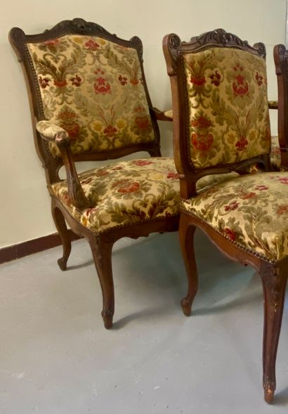 null SALON comprenant deux fauteuils et deux chaises en bois sculpté et mouluré,...