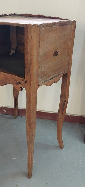 null TABLE A ENCAS en bois naturel

XVIIIe siècle 

H : 75 cm L : 44 cm P : 31 cm

(en...