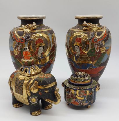 null SATSUMA 

Ensemble comprenant : 

- 1 paire de vases à décor de personnages,...