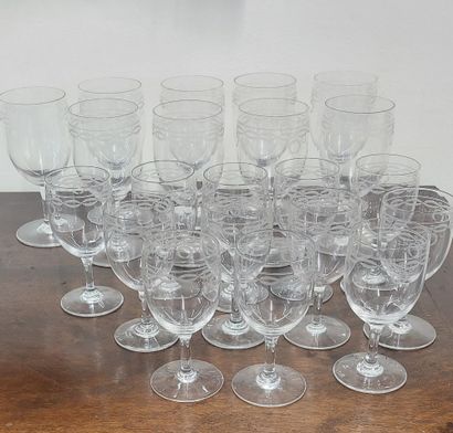 null BACCARAT

Part of service in crystal including :

- 9 water glasses

- 12 port...