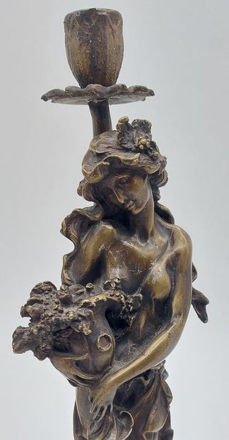 null PAIRE DE BOUGEOIRS en bronze à décor de femmes aux bouquets

XXe siècle

H :...
